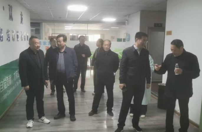 县关工委执行主任朱元朝等领导到双龙镇检查指导关工委工作